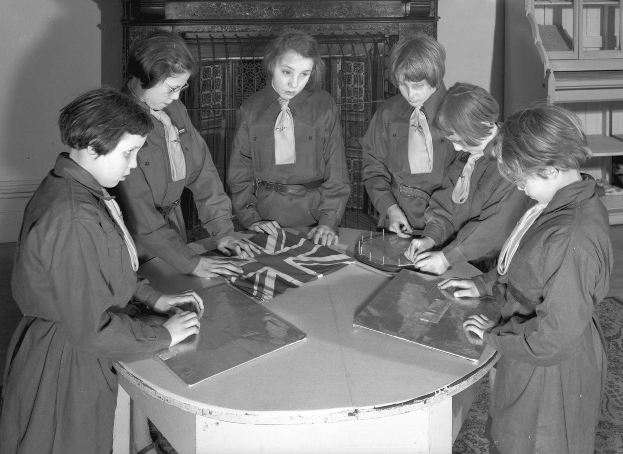 Členové Royal Victoria School for the Blind Brownie pack účastnící se řemeslných aktivit, Newcastle upon Tyne, Spojené království, leden 1962 (černobílá fotografie) od Unbekannt Unbekannt