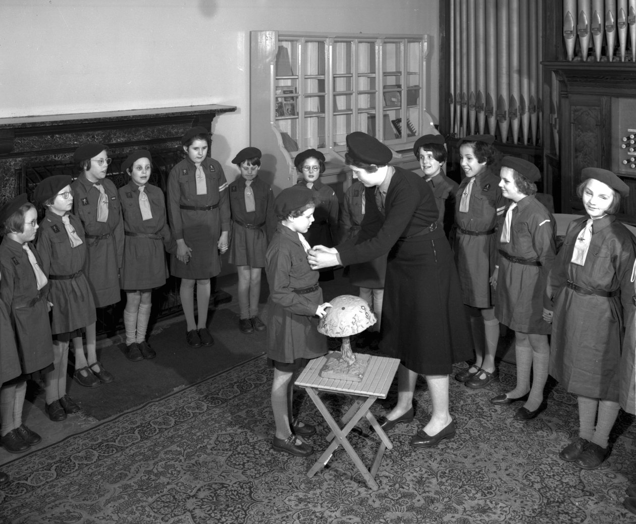 Prezentace členovi smečky Brownie na Royal Victoria School for the Blind, Newcastle upon Tyne, Spojené království, leden 1962 (černobílá fotografie) od Unbekannt Unbekannt