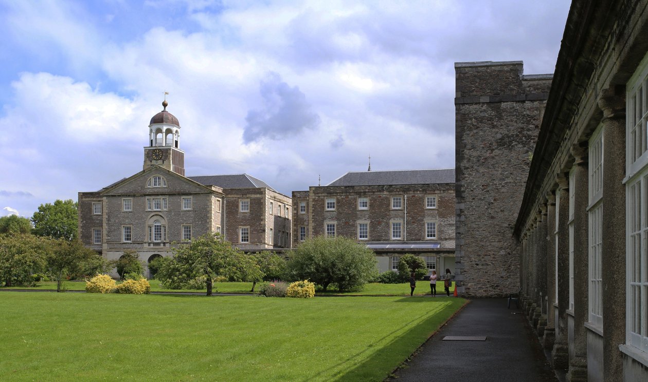 Pohled podél žulové kolonády do Trafalgarského bloku, bývalé Royal Naval Hospital, Plymouth od Unbekannt Unbekannt