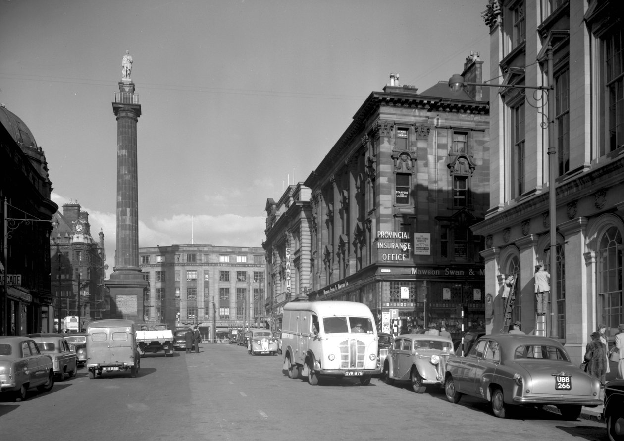 Pohled při pohledu do Gray Street směrem k Grays Monument, Newcastle upon Tyne, říjen 1955 (černobílá fotografie) od Unbekannt Unbekannt