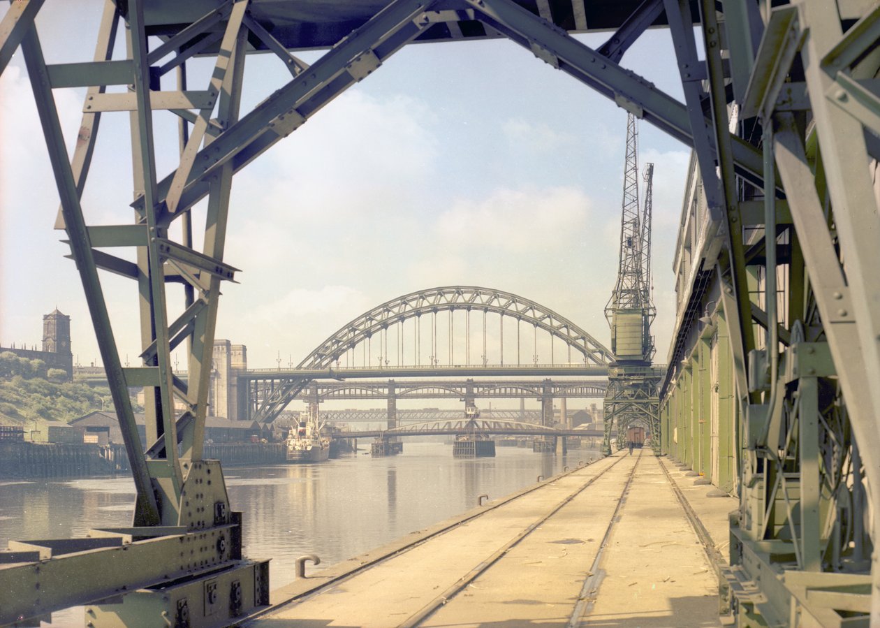 Pohled na Tyne Bridge z Quayside, Newcastle upon Tyne, červenec 1960 (barevné foto) od Unbekannt Unbekannt