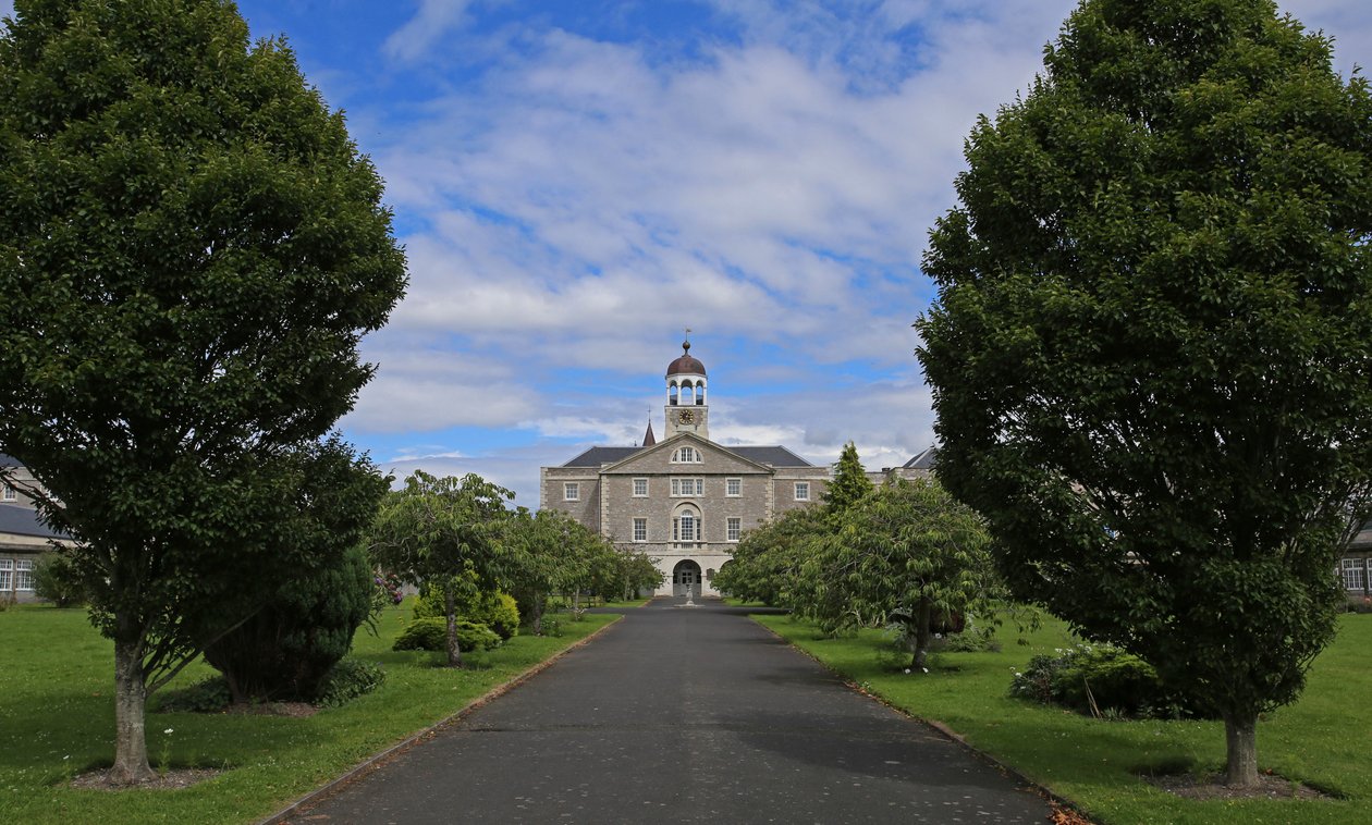 Prohlédněte si centrální cestu k Trafalgarskému bloku bývalé Royal Naval Hospital v Plymouthu od Unbekannt Unbekannt