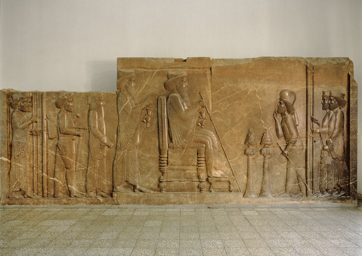Reliéf publika ze severní fasády schodiště Apadana, Persepolis, zobrazující Daria I. Velikého, za ním stojí jeho korunní princ Xerxes (asi 519-465 př. n. l.), Artabanus, major-domo před od Achaemenid