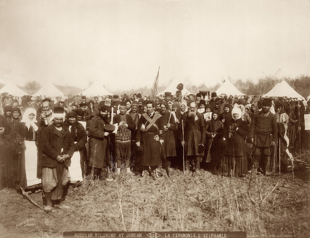 Ruští poutníci u řeky Jordán, příprava na oslavu Tří králů, 1898-1911 od American Photographer
