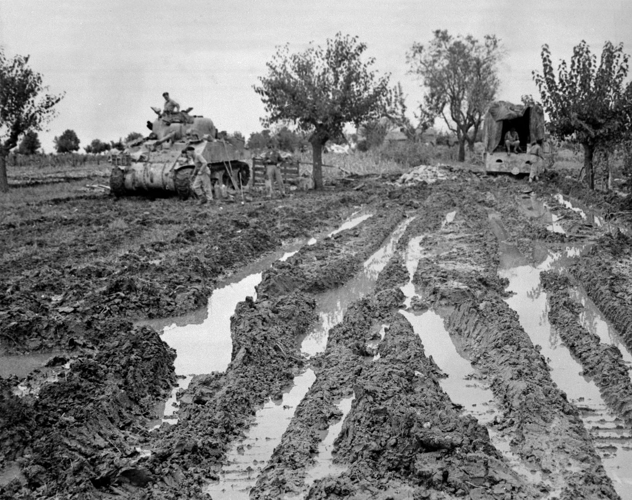 Tank Sherman a nákladní automobil v blátivém terénu, Itálie, cca 1943-45, ze sbírky 650 fotografií sestavené Asociací Commando od American Photographer