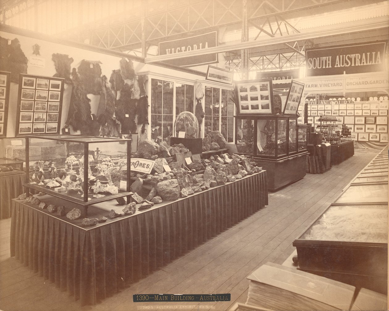 South Australian Exhibit, Main Building, Centennial International Exhibition, Philadelphia, 1876 (tisk alba) od American Photographer