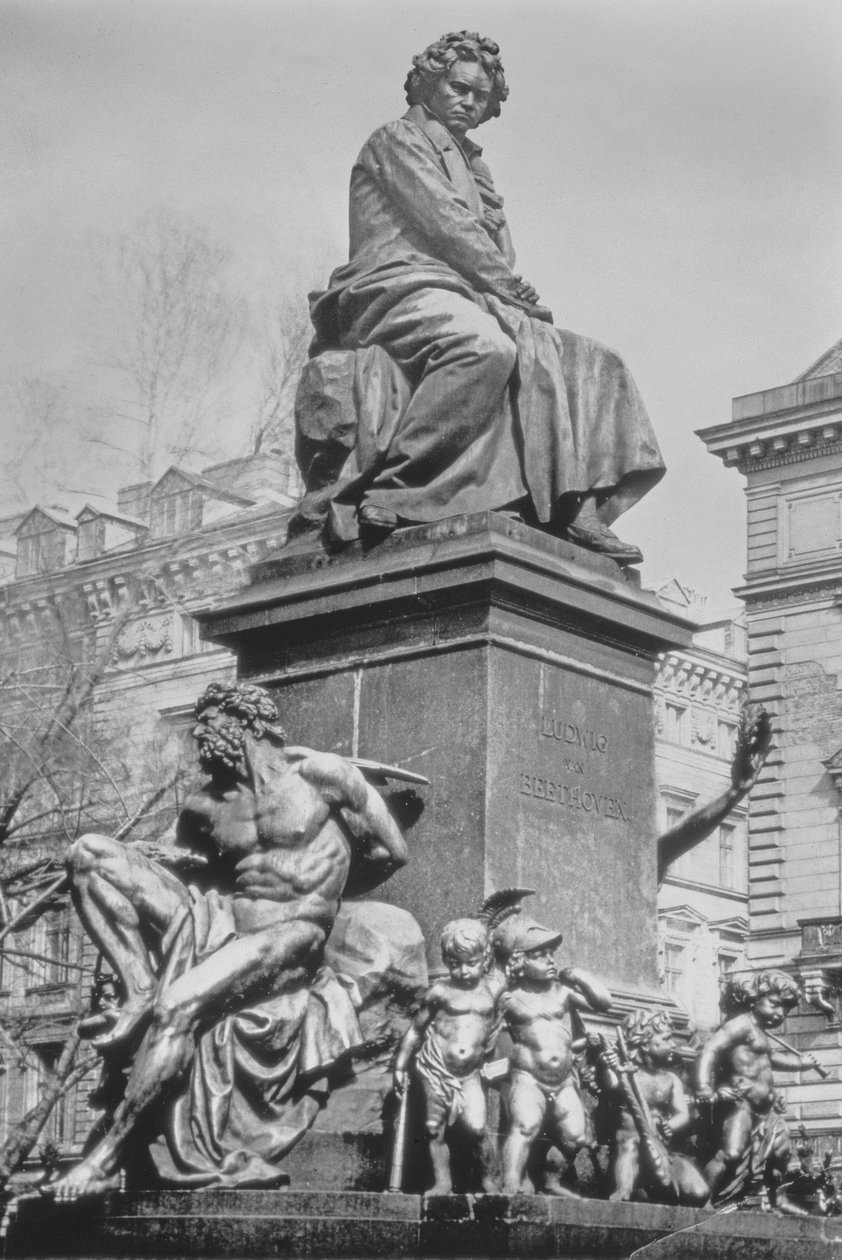 Památník Ludwiga van Beethovena, skladatele sedícího na podstavci nad postavami odkazujícími na 9. symfonii, od Kaspara Rittera von Zumbusch (1830-1915), 1880 (bronz) od Austrian School