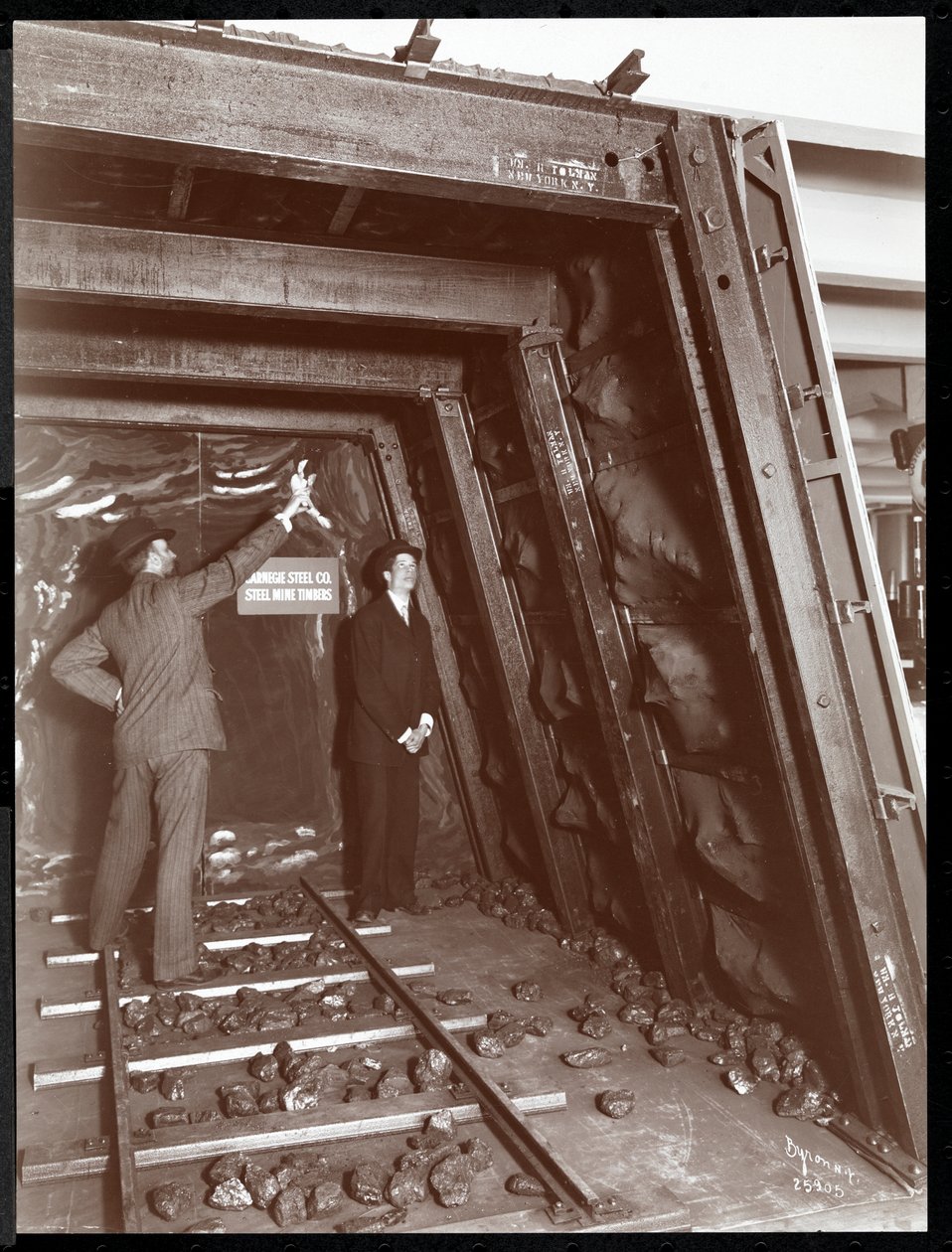 Expozice důlní šachty využívající ocelové důlní dříví od Carnegie Steel Co. v Muzeu bezpečnostních zařízení Amerického institutu sociálních služeb, New York, 1908 (stříbrný želatinový tisk) od Byron Company