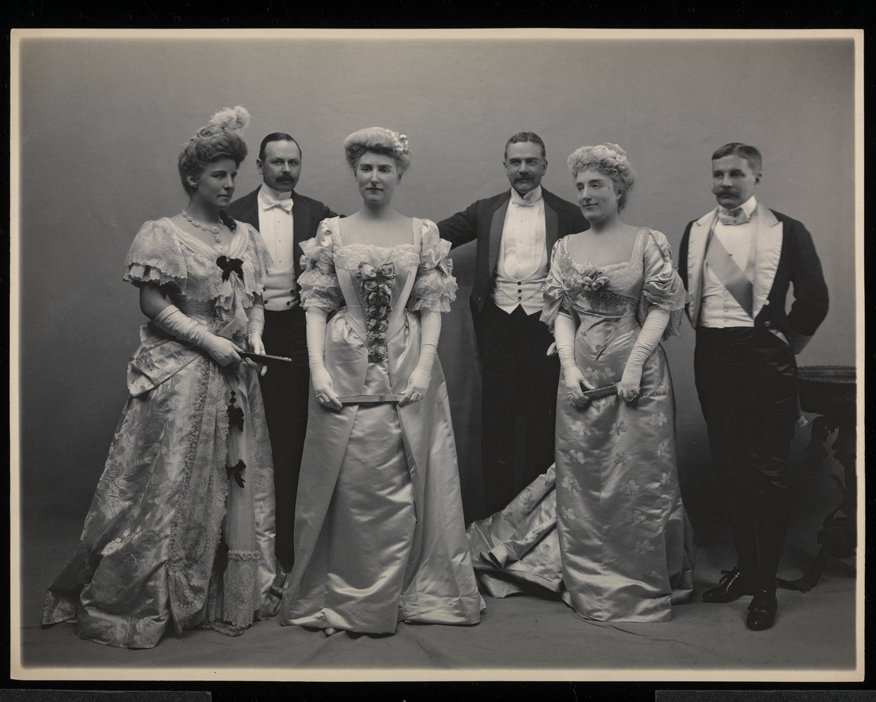 Skupinový portrét paní Douglasové Robinsonové, Franklina Plumera, slečny Pauline Riggsové, pana Charlese Munna, paní Garrick Riggsové a pana Fredericka Weekse na James Hazen Hyde Ball, New York, 31. ledna 1905 (sil od Byron Company