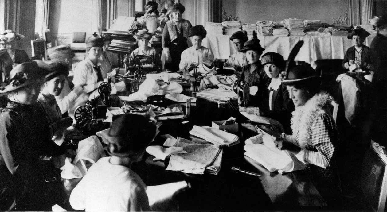 Šicí party na velvyslanectví v Rusku během první světové války, cca 1916 (černobílá fotografie) od English Photographer