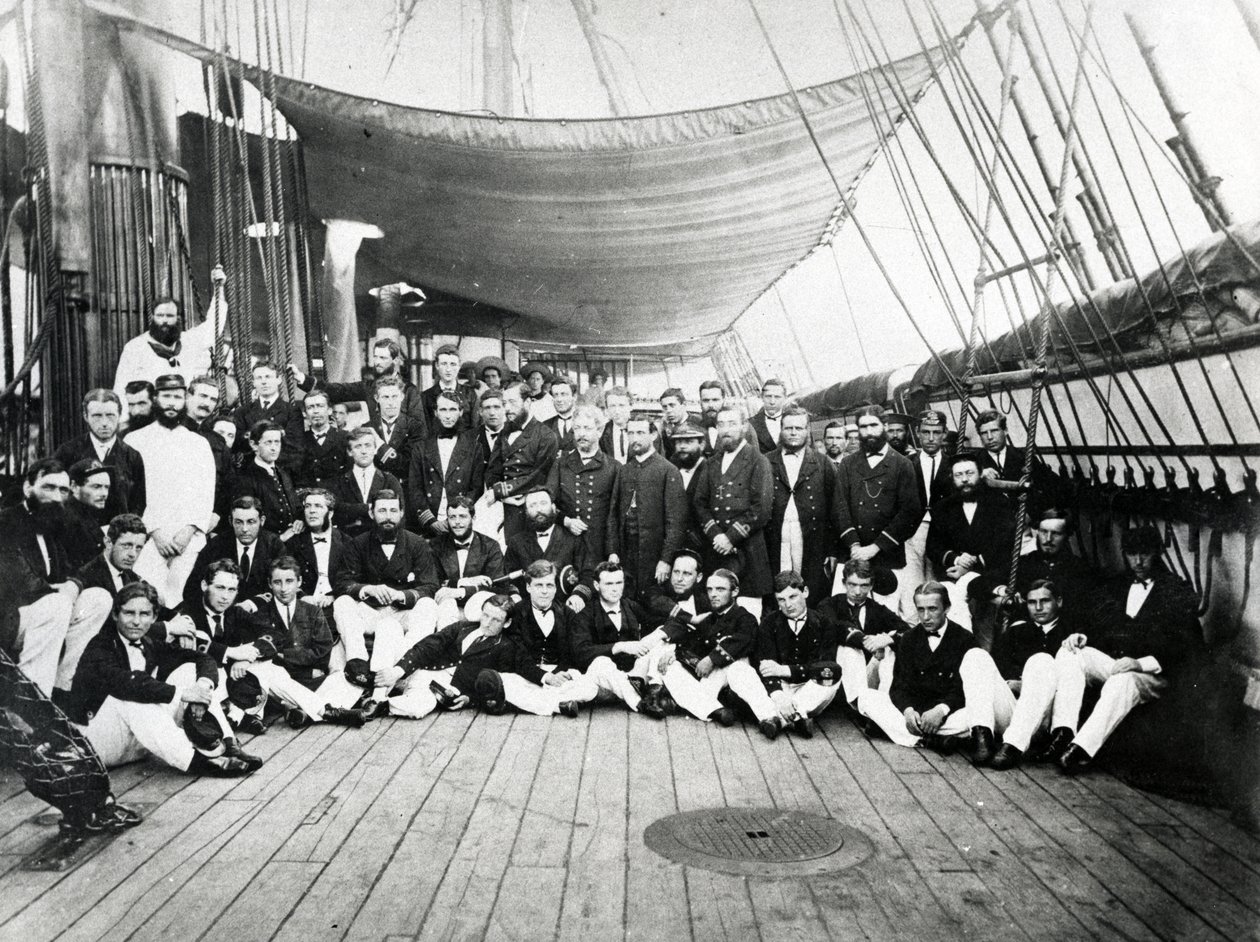 Britští námořní důstojníci na palubě, kolem roku 1870 od English Photographer