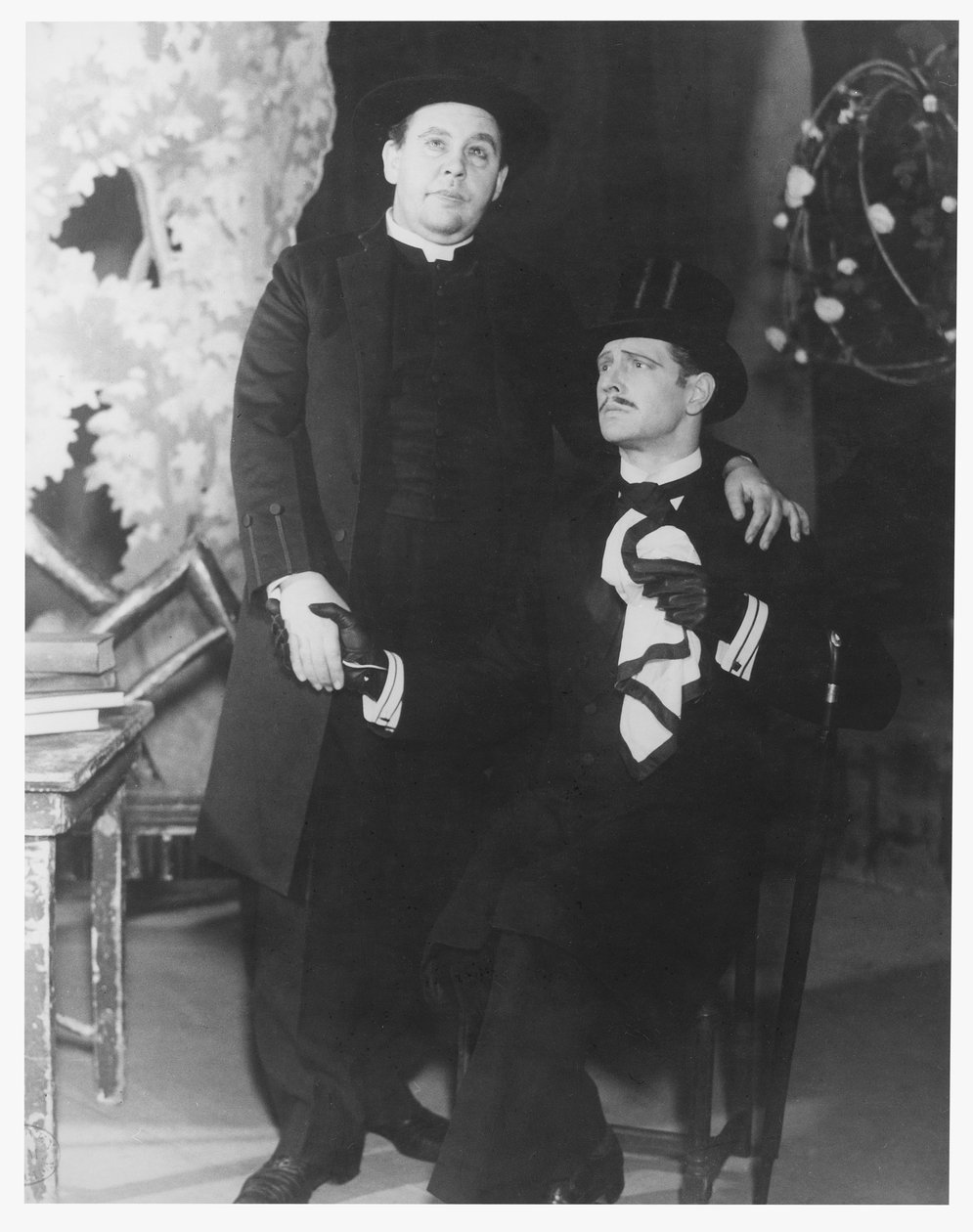 Charles Laughton jako Canon Chasuble a Roger Livesey jako John Worthing in The Importance of Being Earnest, Oscar Wilde (1854-1900) v Old Vic Theatre, 5. února 1934 od English Photographer