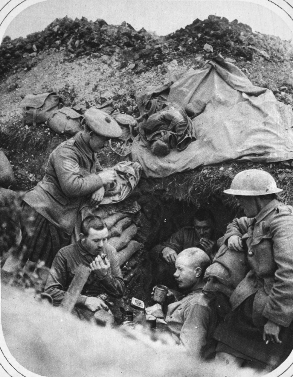 Večeře v zákopech: Šťastný večírek v kopané během britského postupu, ilustrace z The Illustrated War News, 6. září 1916 od English Photographer