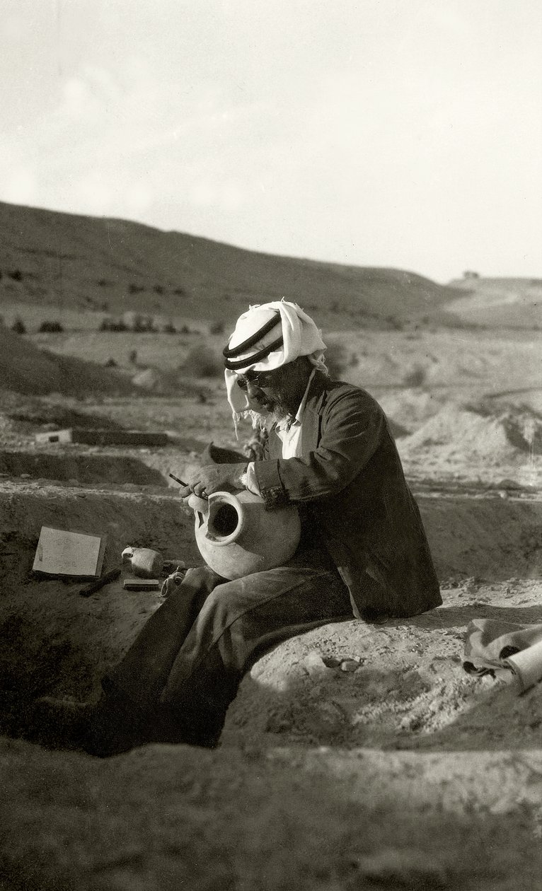 John Garstang v Jerichu studuje džbán ze střední doby bronzové z roku 1800 př. n. l., 1930 od English Photographer