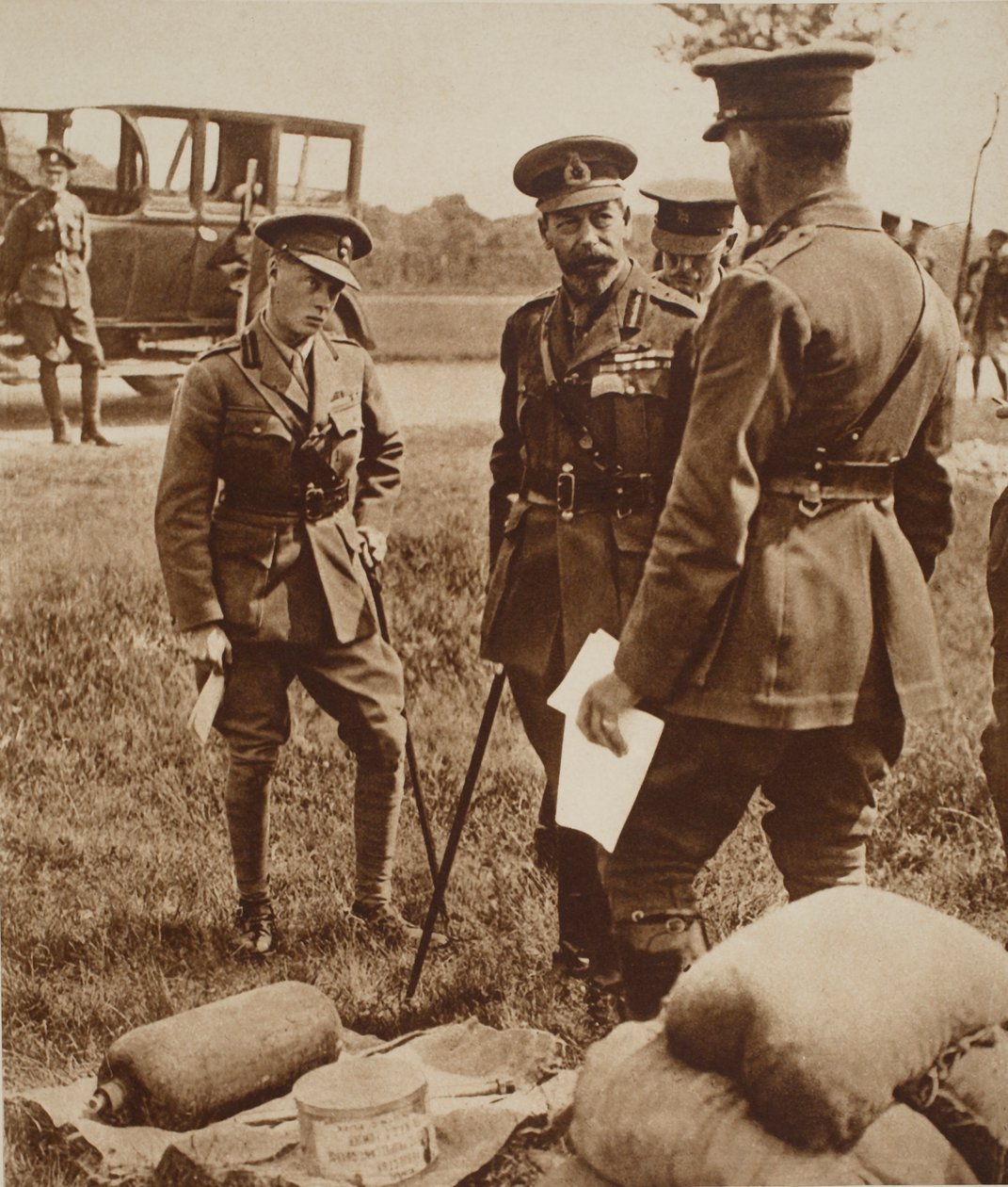 Král Edward VIII se svým otcem králem Jiřím V. na plynárenské škole během války, c.1914 od English Photographer