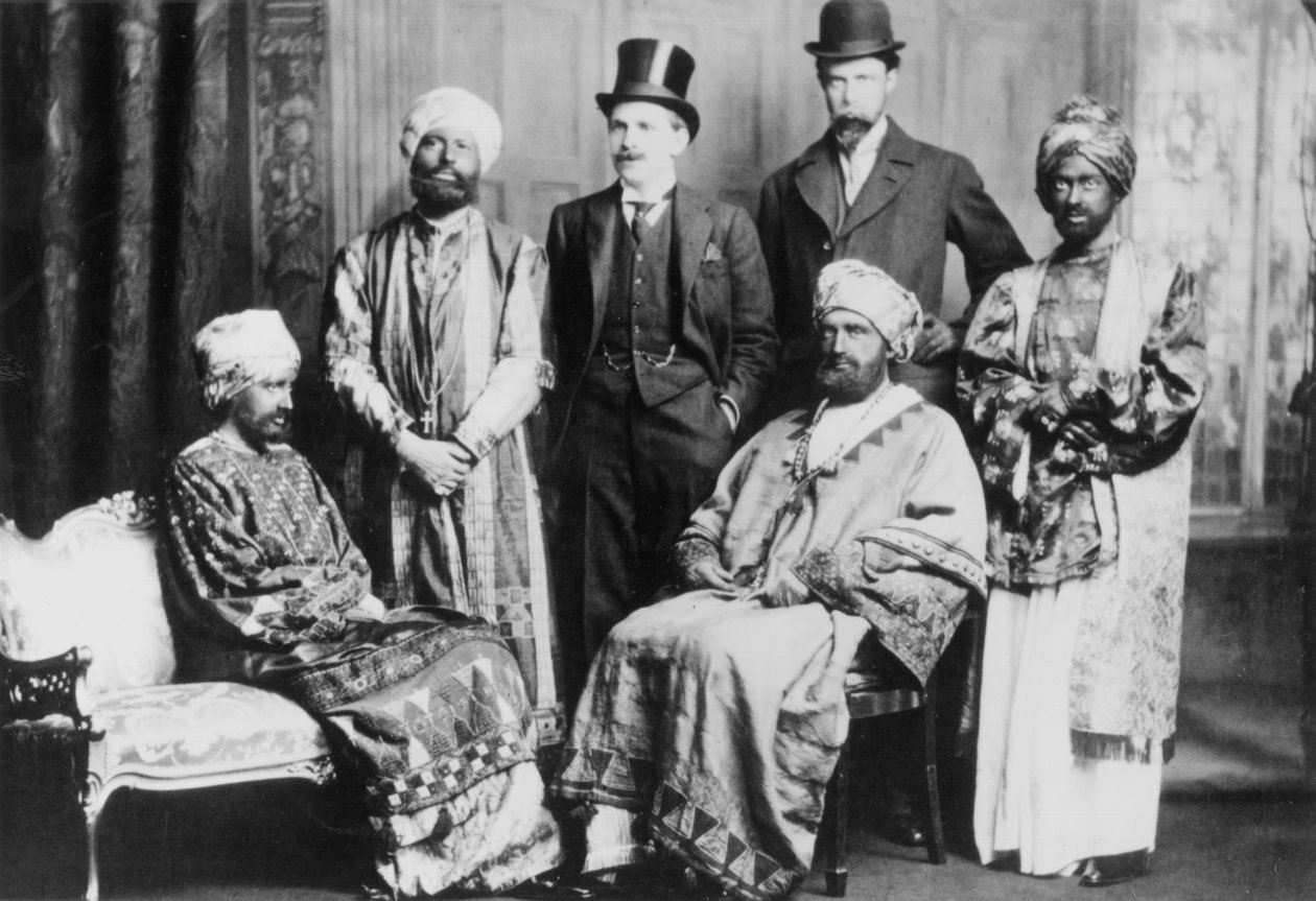 Císař Habeše a jeho dvůr, ukazující stojící zleva doprava Guy Ridley, Horace de Vere Cole, Adrian Stephen, Duncan Grant a sedící Virginia Stephen a Anthony Buxton od English Photographer