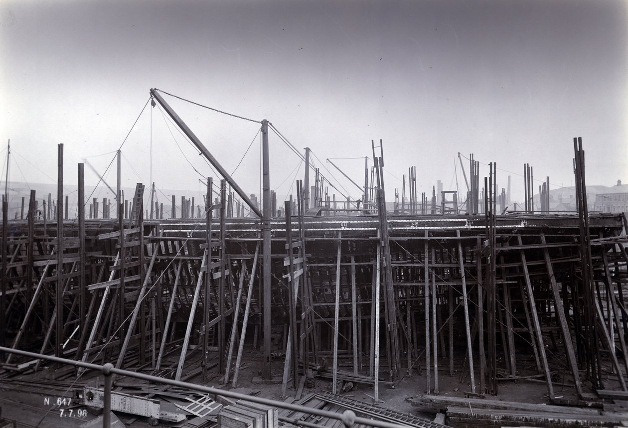 Vlakový trajektový parník SS Baikal prorážející ledy v rámu během stavby Sir W.G. Armstrong Mitchell and Co. Ltd., v loděnici Low Walker, Newcastle upon Tyne v roce 1896, Yard No. 647 od English Photographer