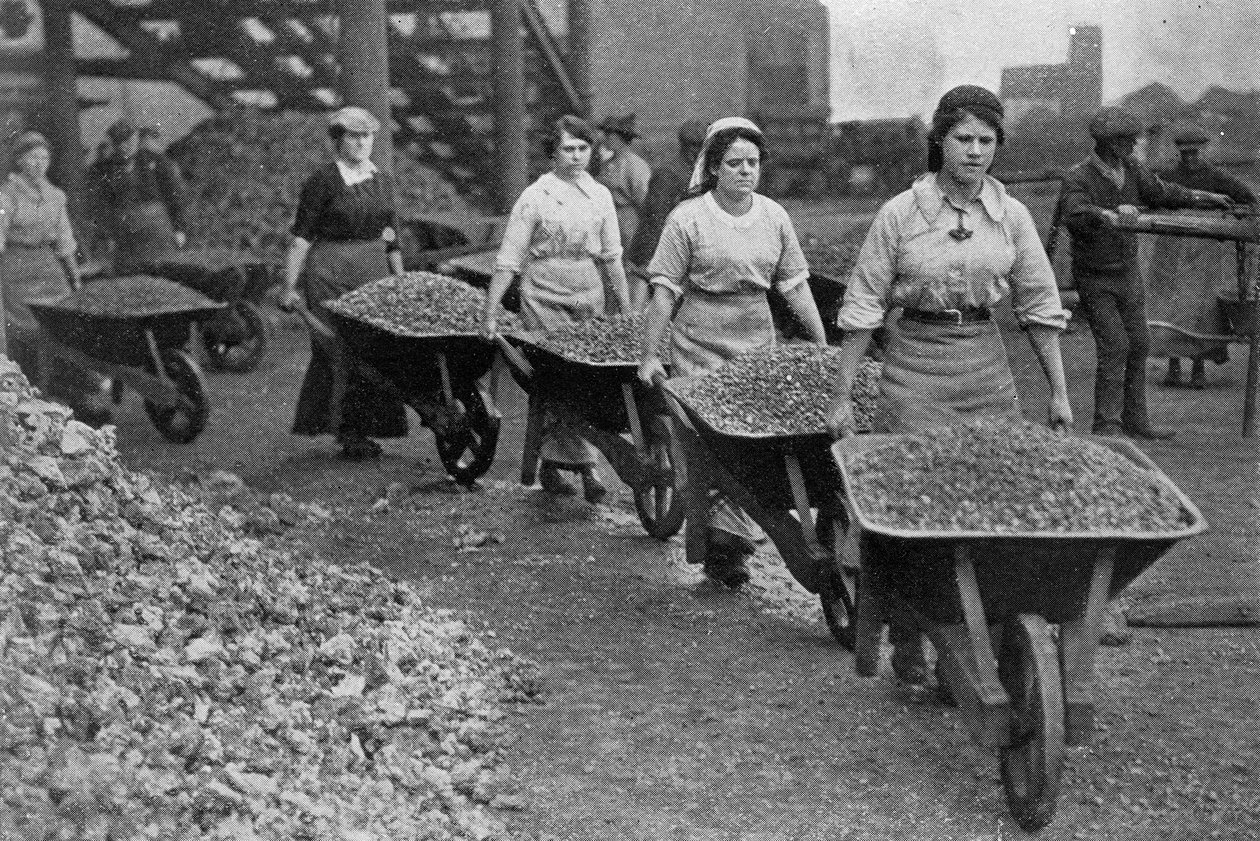 Ženy Barrowing Coca-Cola v plynárně, fotografie válečné kanceláře, 1916 (černobílá fotografie) od English Photographer