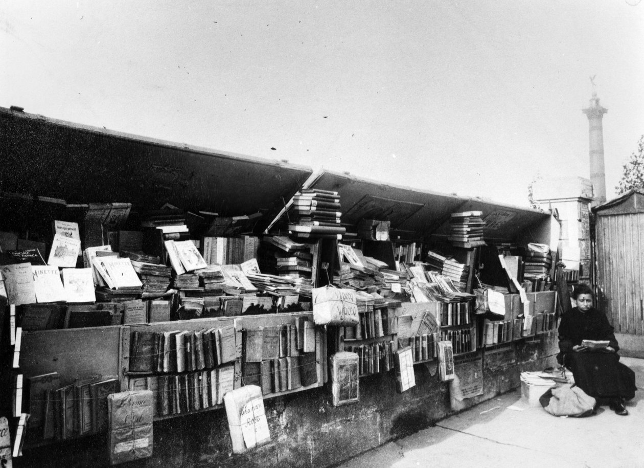 Bouquiniste u řeky Seiny v Paříži, kolem roku 1900 od French Photographer