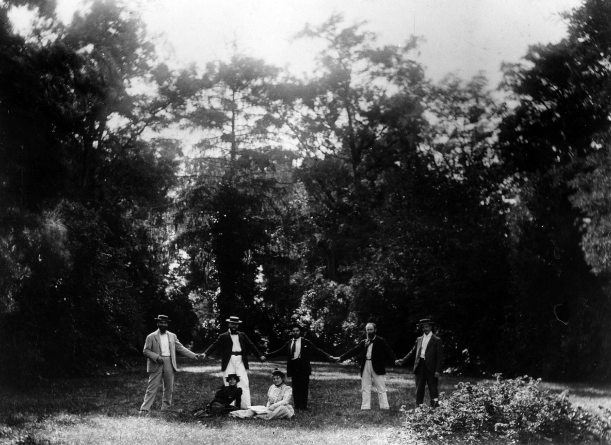 Skupina přátel, kteří se drží za ruce v zahradě Le Relais, domovu rodiny Natansonových ve Villeneuve-sur-Yonne, c. 1899 od French Photographer