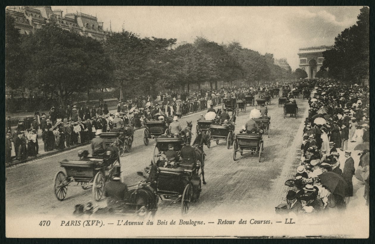 Pohlednice zobrazující návrat ze závodů, Avenue du Bois de Boulogne, Paříž, kolem roku 1900 (fotolitho) od French Photographer