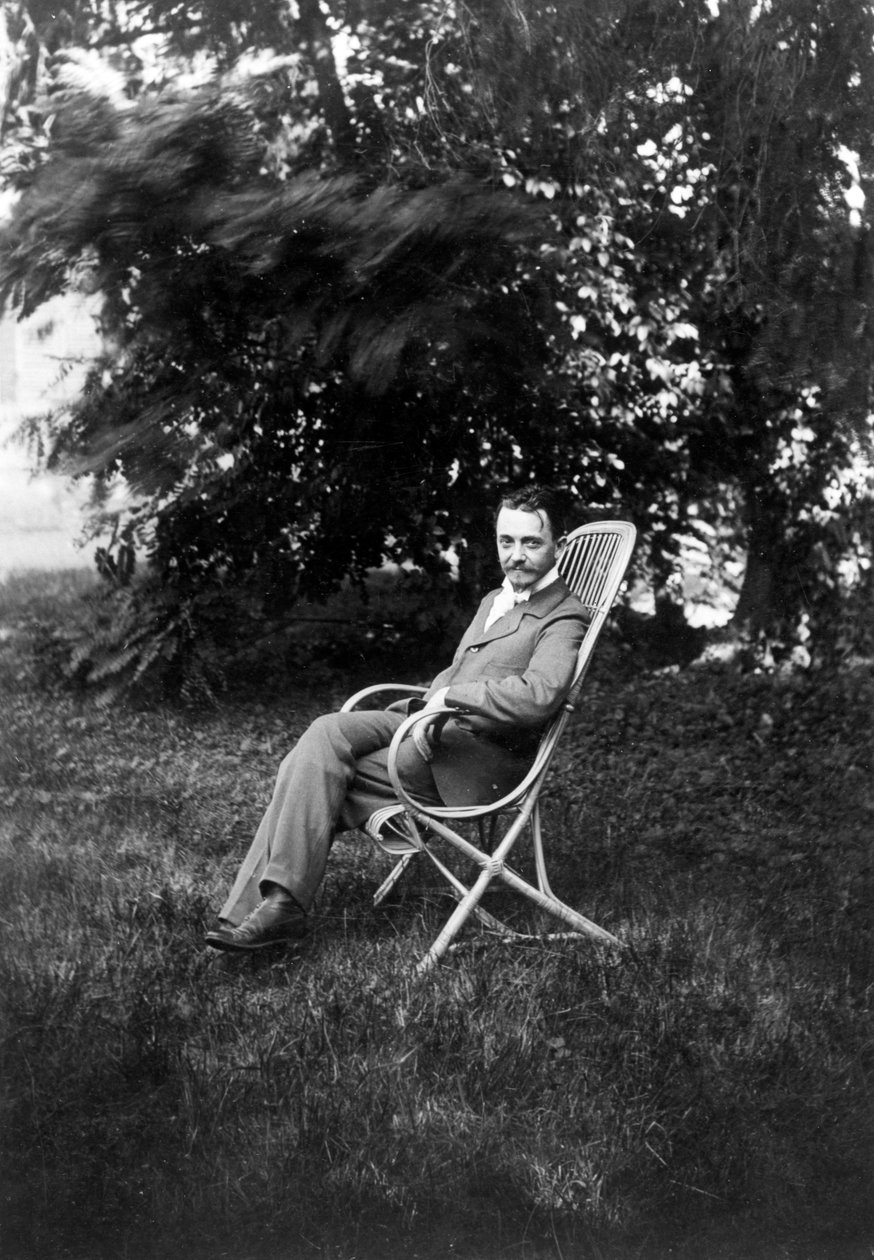 Malíř Félix Vallotton sedící v zahradě Relais, domu Natansonových ve Villeneuve sur Yonne od French Photographer