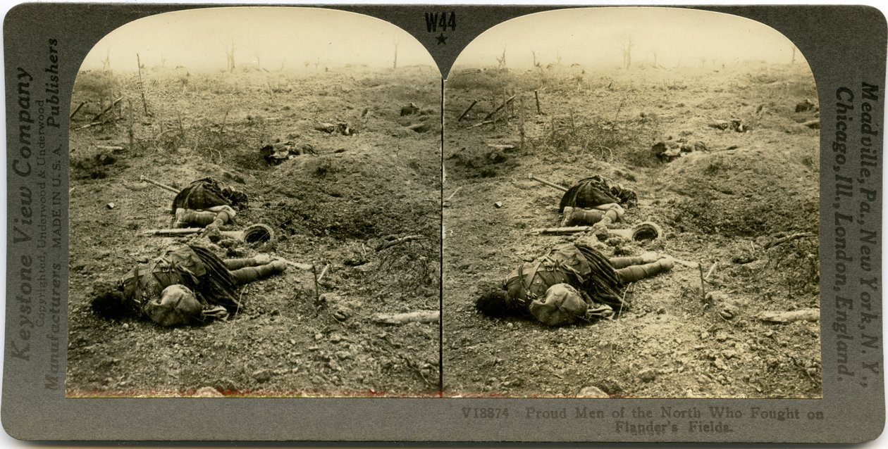 Horizontální, sépiová stereokarta ukazující otevřené pole se čtyřmi mrtvými skotskými vojáky s troskami rozházenými po okolí. Keystone Stereograph číslo V18874. od Keystone View Company
