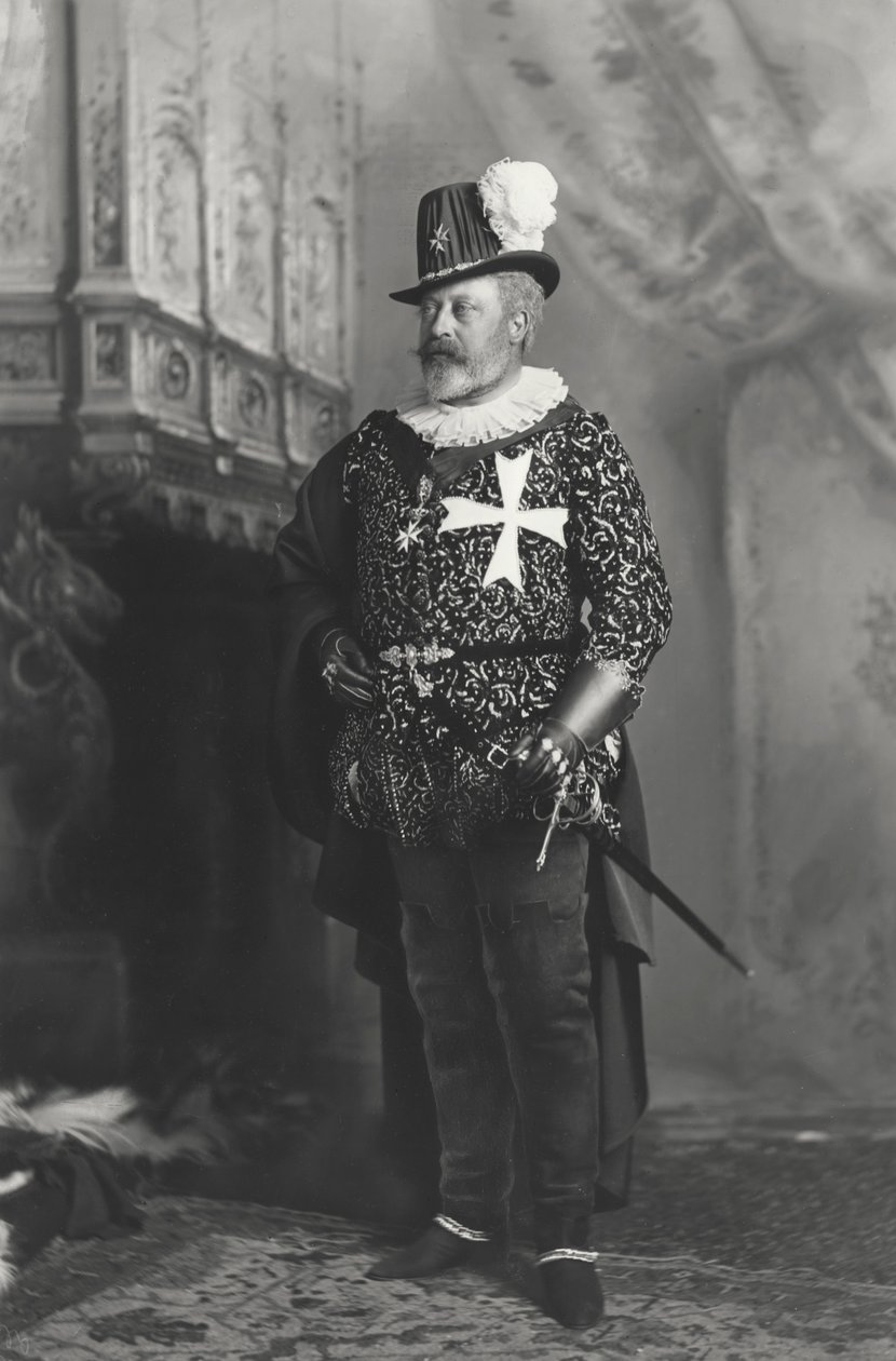 Princ z Walesu, v kostýmu velmistra maltézských rytířů, na plese Devonshire House Ball dne 3. července 1897 v Devonshire House, Piccadilly, Londýn od Lafayette Studio