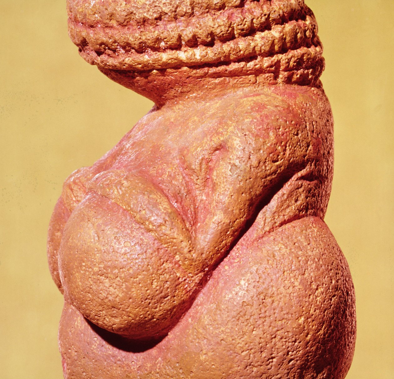 Ženská figurka známá jako Venuše z Willendorfu, boční pohled na detail torza, gravettienská kultura, období horního paleolitu, cca 30 000-18 000 př. n. l. (oolitický vápenec zbarvený červeným okrem) (detail 5414 od Paleolithic
