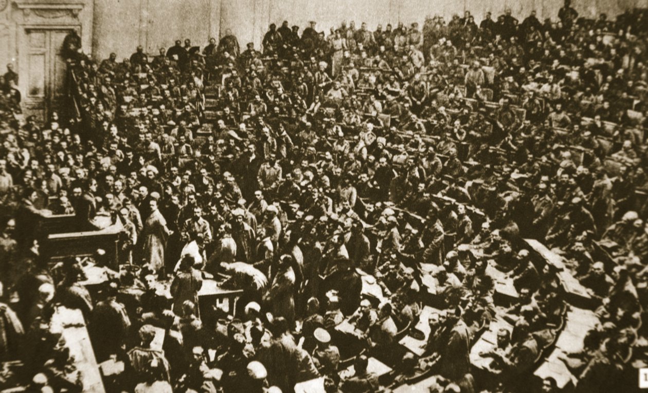 Dělníci a vojáci napadají Dúmu, 1917 (sépiová fotografie) od Russian Photographer
