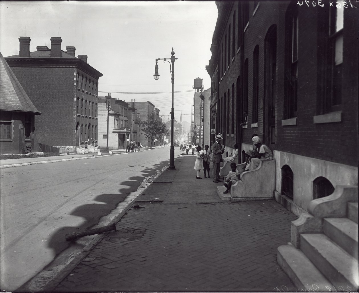 Afroamerická rodina se shýbla mimo ulici 2318 Pine Street od Unknown