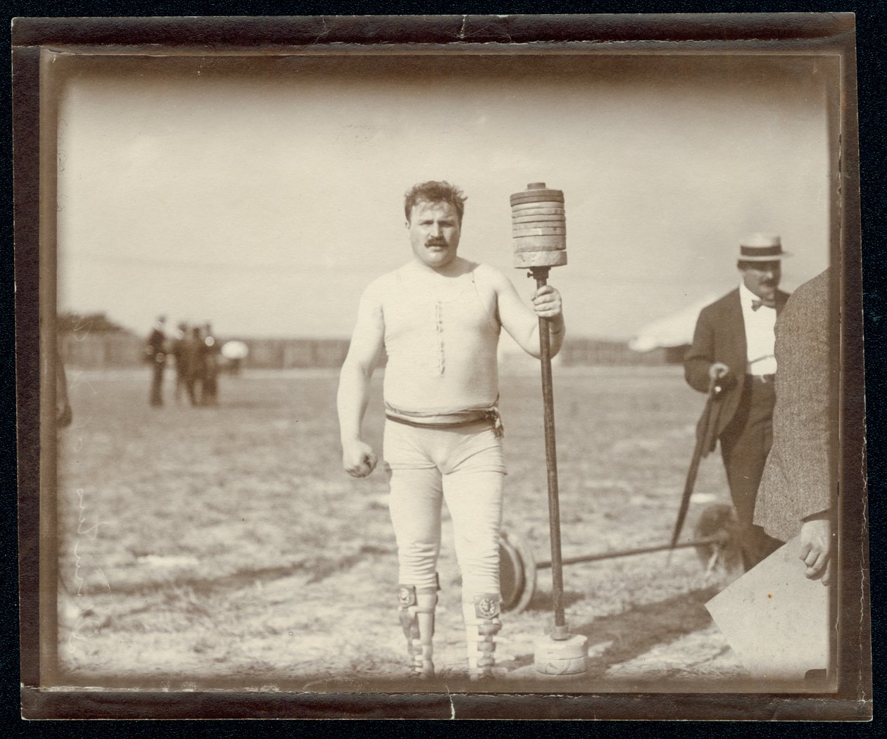 Fred Winters, závodník v soutěži s činkou na olympijských hrách 1904, pózuje s váhami od Unknown