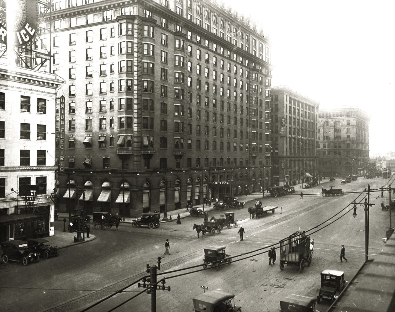 Jefferson Hotel a budovy Union Electric na křižovatce ulic Twelfth a Locust od Unknown