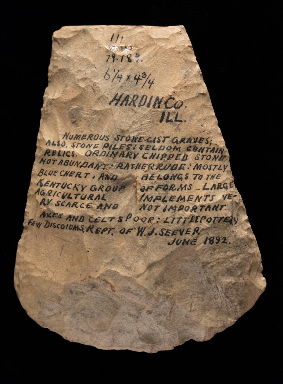 Mississippian rozšířená plečka vyrobená z rohovce Mill Creek. Tento artefakt byl shromážděn v Hardin County, Illinois od Unknown