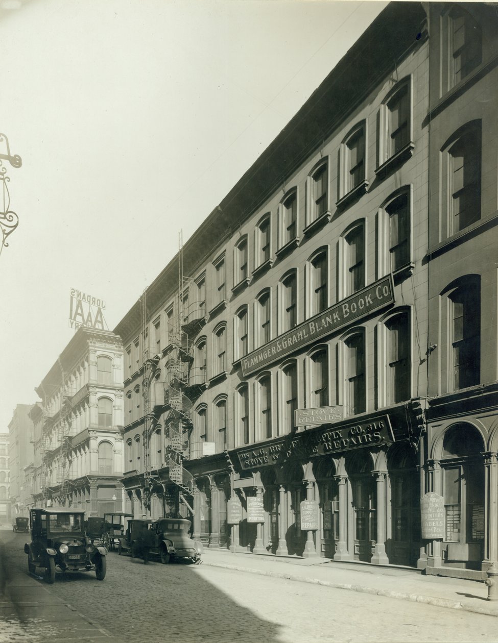 Third Street (Memorial Drive), severně od Olive Street od Unknown