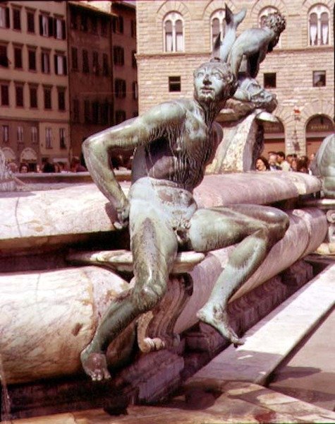 Neptunova fontána, detail sedící postavy od Giambologna