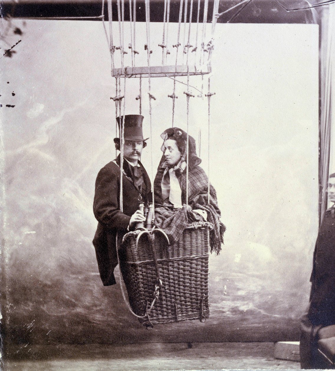 Fotografický portrét fotografa a pilota aerostatu Felixe Tournachon dit Nadar (1820-1910) a jeho manželky pózující v balónovém koši od Nadar