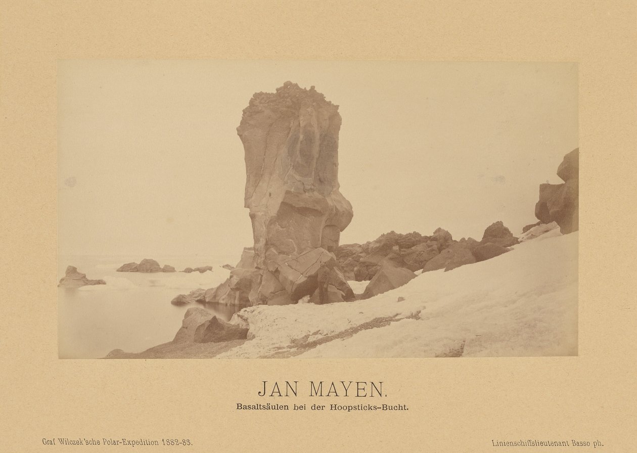 Jan Mayen, čedičové sloupy v zátoce Hoopsticks Bay od (Linienschiffs Lieutenant) Richard Basso