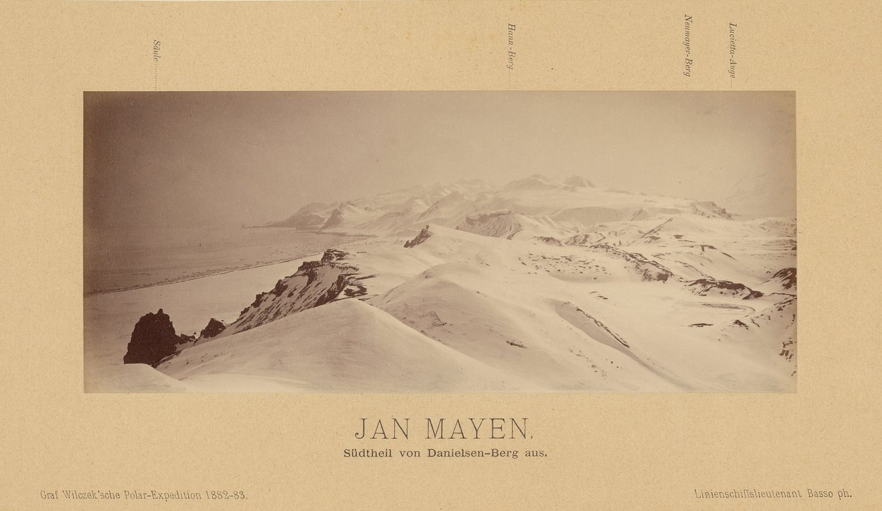 Jan Mayen, jižní část Danielsen-Berg. od (Linienschiffs Lieutenant) Richard Basso