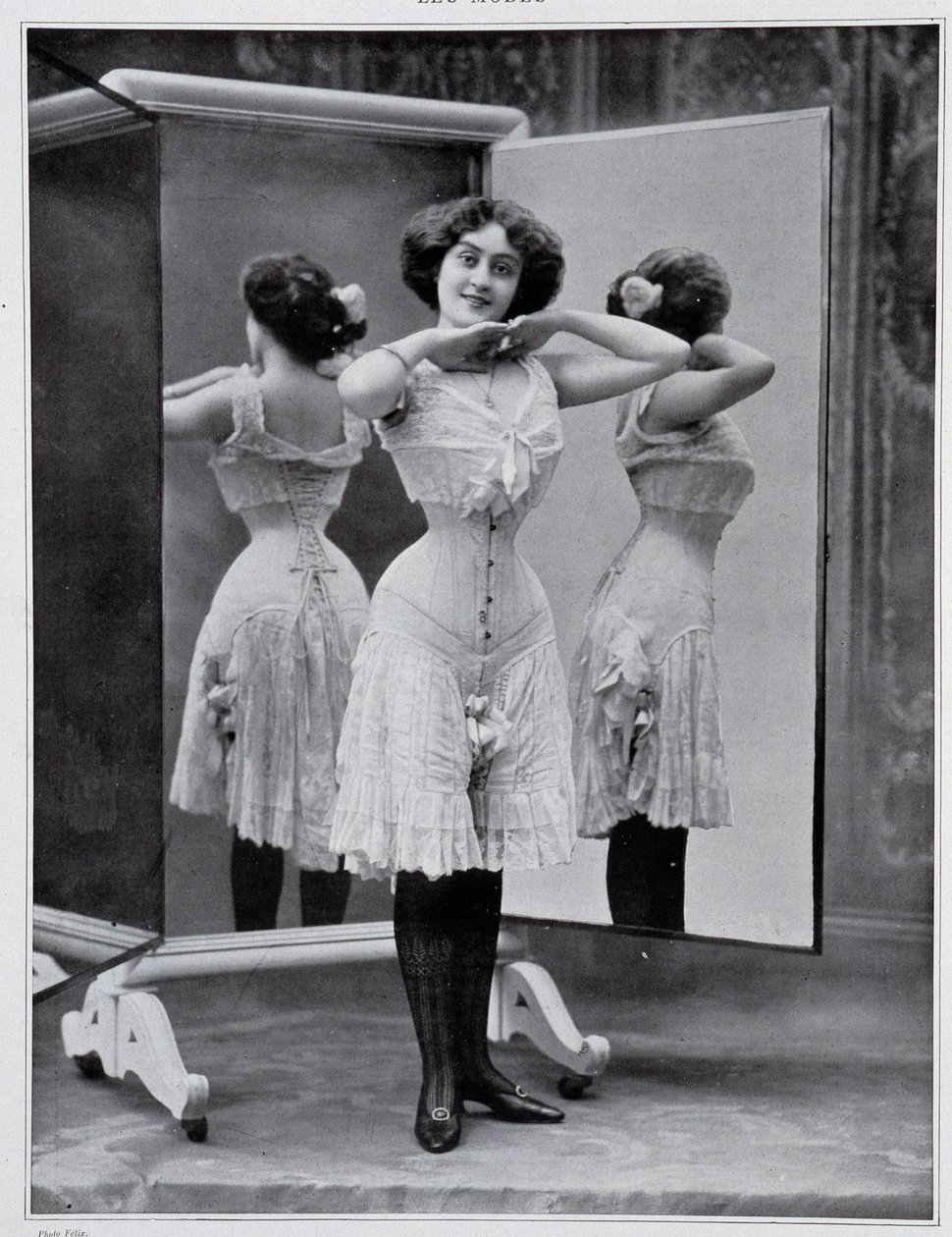 Modelka představující korzet Thylda, foto Félix - v „“ Les Modes“, prosinec 1907. od (after) Felix Studio