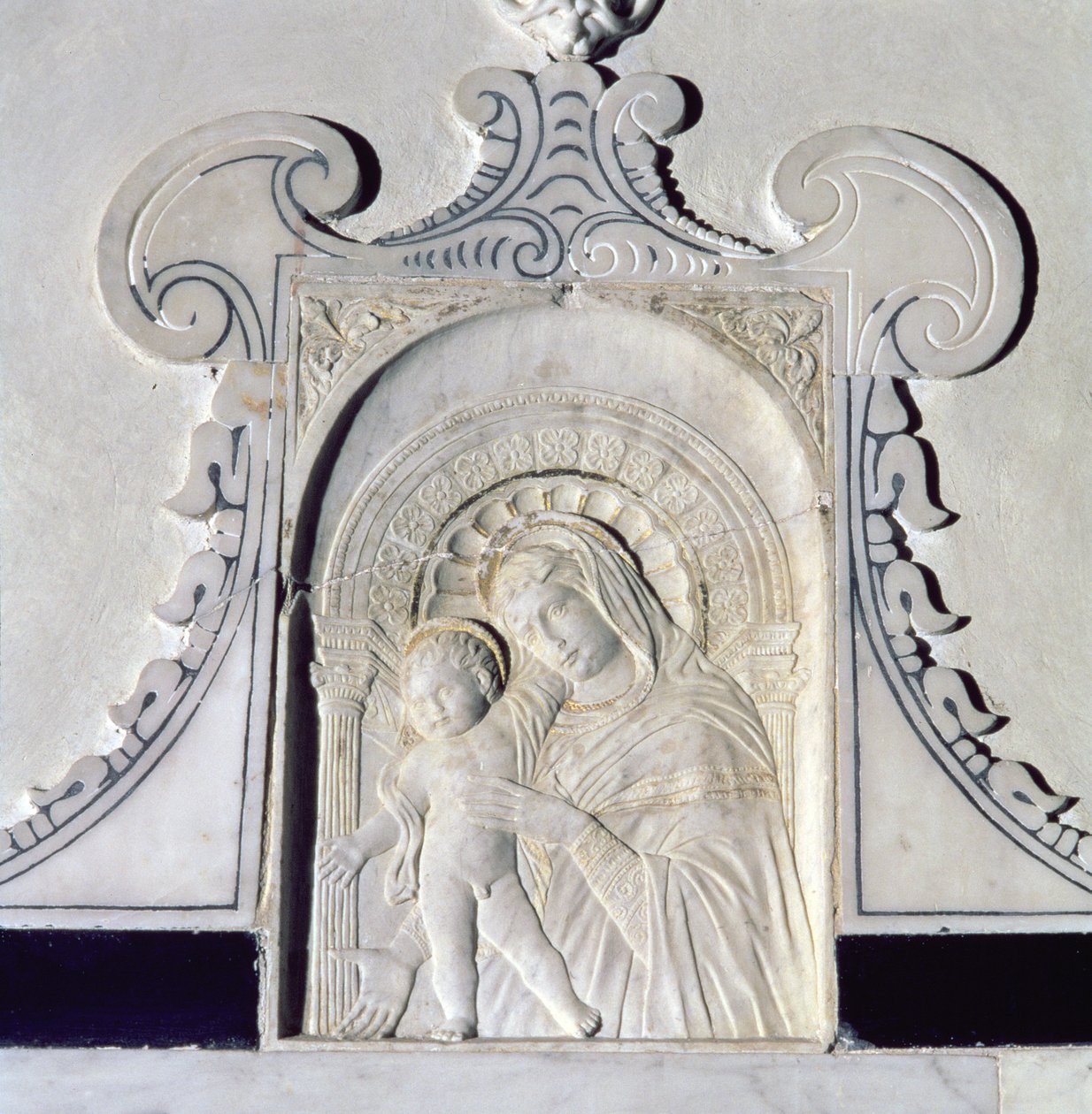 Basreliéf Madony s dítětem (mramor) od (attr. to) Donatello