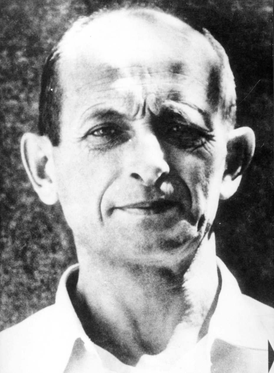 Adolf Eichmann, který je jedním ze zakladatelů plynových komor a dalších vyhlazovacích zařízení v Osvětimi (Auschwitz) po zatčení v Izraeli. Druhá světová válka. od Unknown