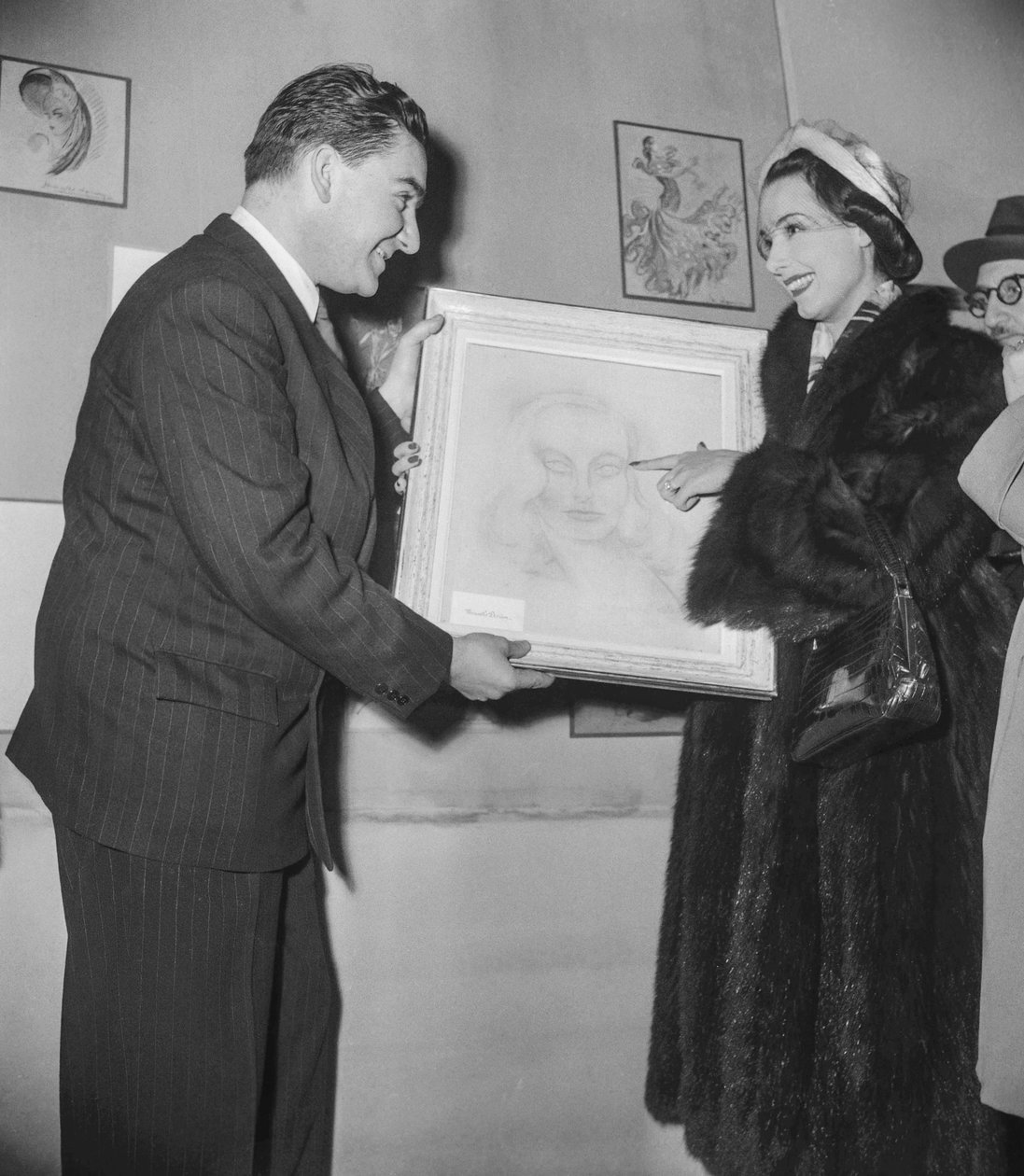 Výstava umění (umělecká díla vytvořená herci), v Palais des Beaux Arts v Paříži, 16. prosince 1950: Francouzská herečka Marcelle Derrien ukazuje své plátno řediteli výstavy od Unknown