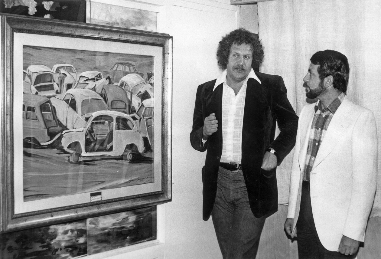 Smrt Shuman obdivuje jeden z dárků na plátně Gianni Guadalaxara s názvem „Jardin DToday“ v La Cite Berryer Rue Royale A Paris 26. června 1974 od Unknown