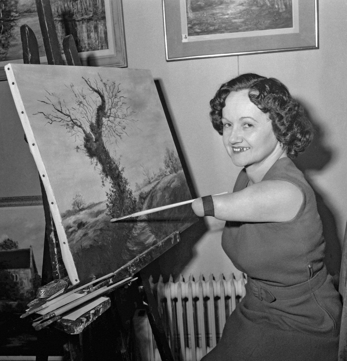 Denise Legrix, narozená bez nohou a předloktí) malování na plátno, Paříž, 21. listopadu 1960 od Unknown