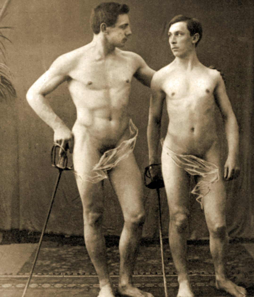 Fencers pózující, cca 1910 (sépiová fotografie) od Unknown