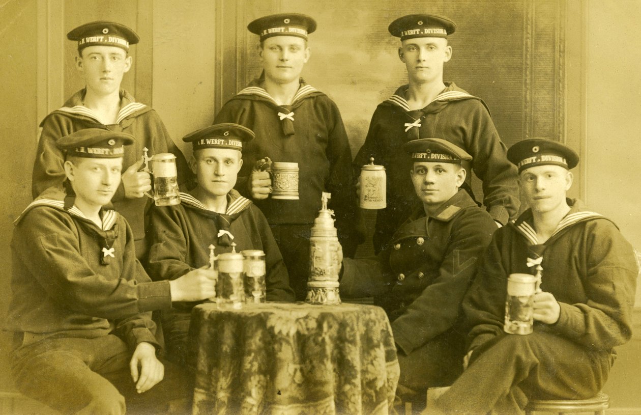 Námořníci německého císařského námořnictva z 1. světové války pijící pivo, kolem roku 1914 od Unknown