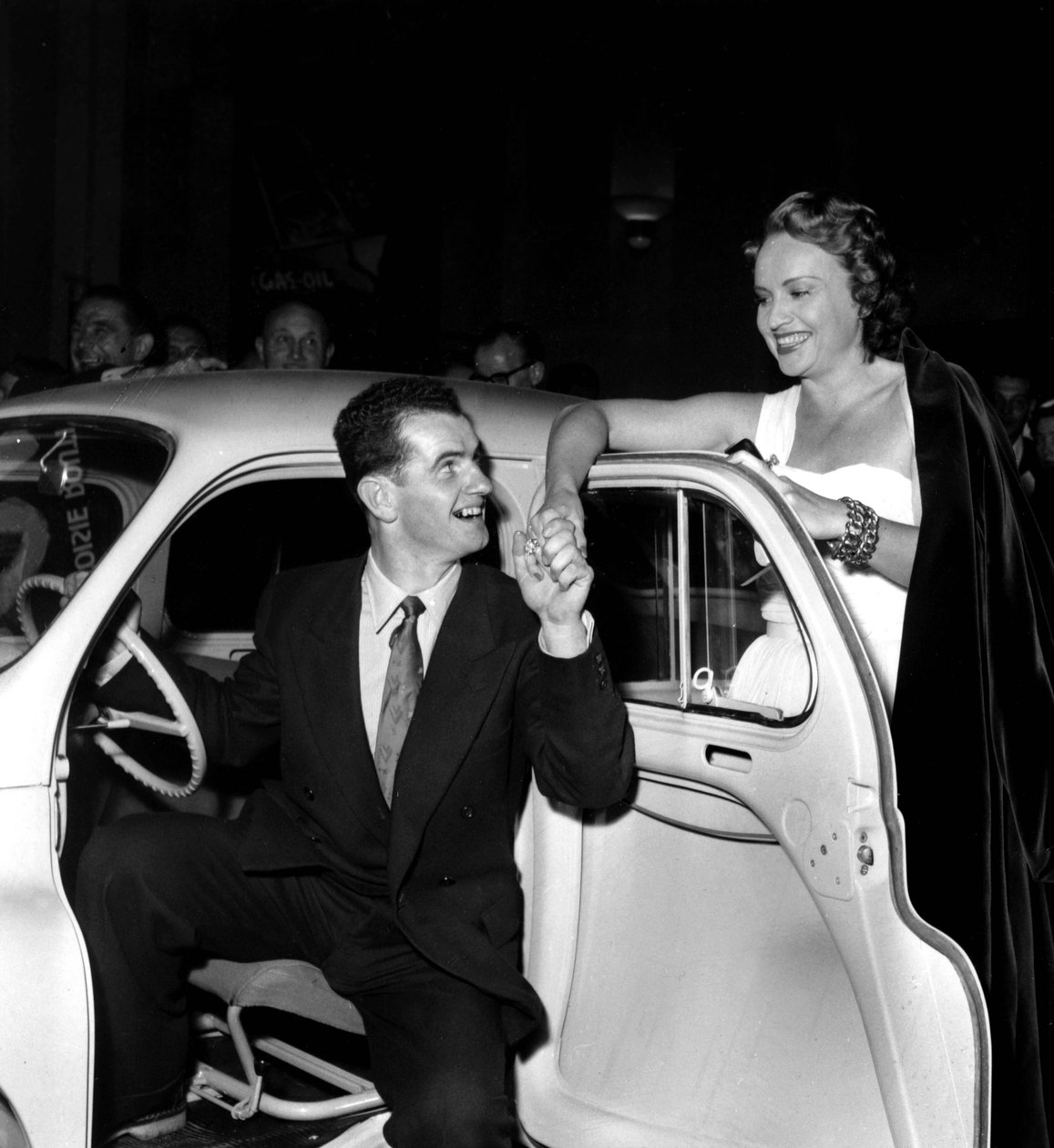Ginette Leclerc Feminine z filmu Gas Oil Felicite Jean Brouat Dans La Renault 4 Cv během večera v Salle Pleyel u příležitosti představení filmu Gas Oil 13. října, od Unknown