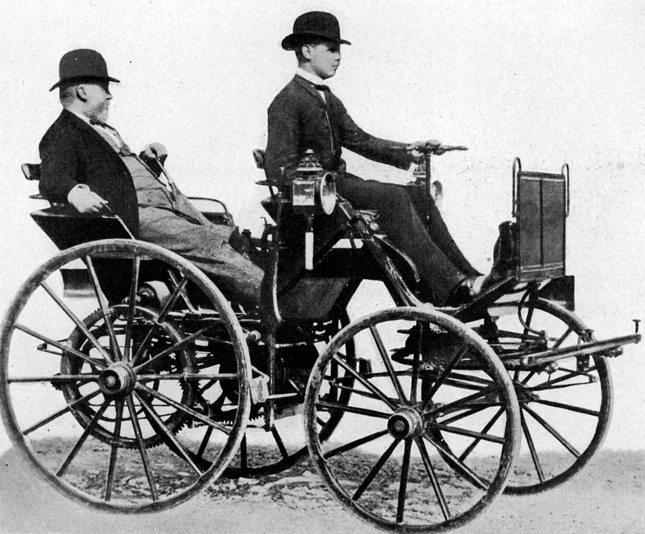 Gottlieb Daimler ve svém automobilu na benzin, 1886 od Unknown