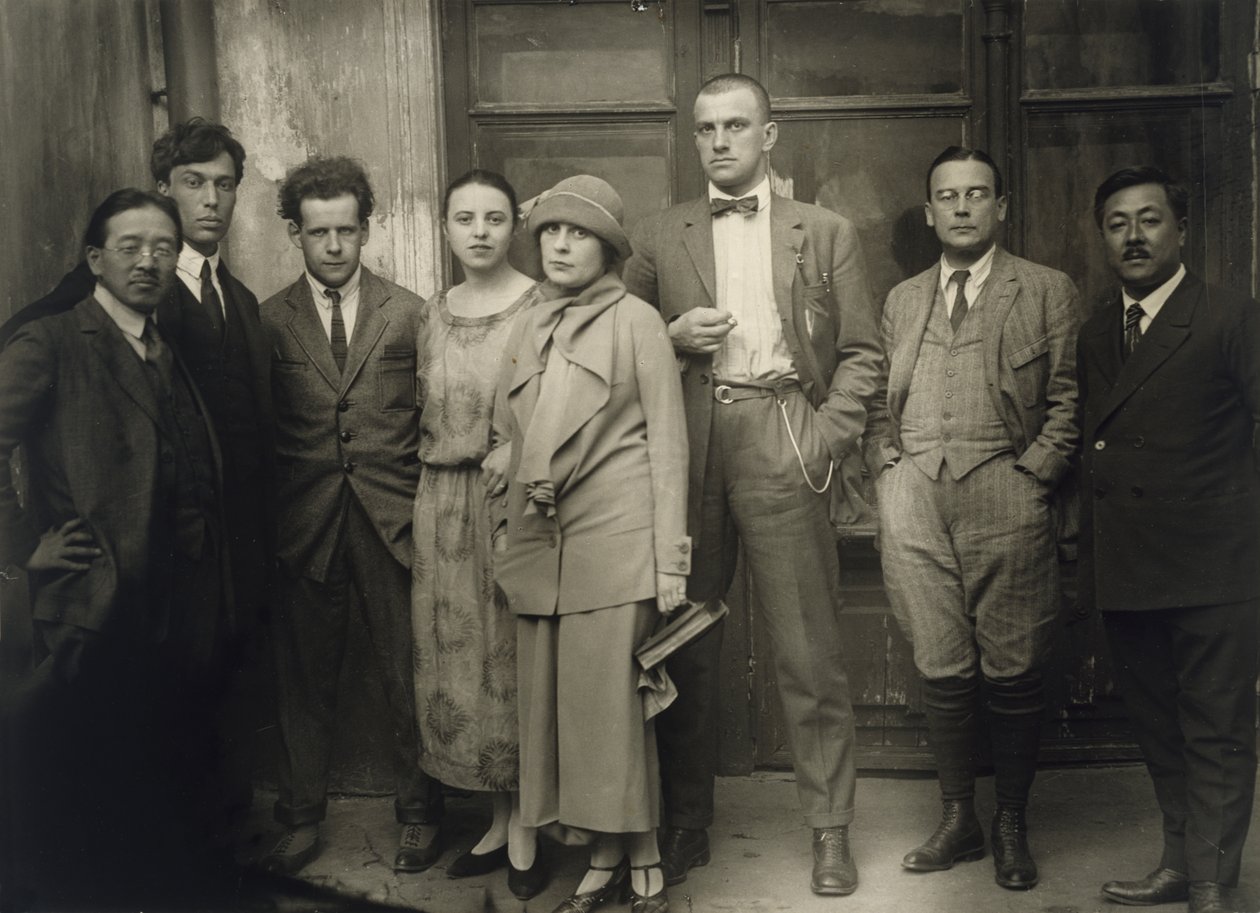 Skupinový portrét (Tamiji Najito, Boris Pasternak, Sergej Ejzenštejn, Olga Trejaková, Lili Brik, Vladimir Majakovskij a sovětský diplomat Vozněsenskij), Moskva, 1924 (želatinový stříbrný tisk) od Unknown